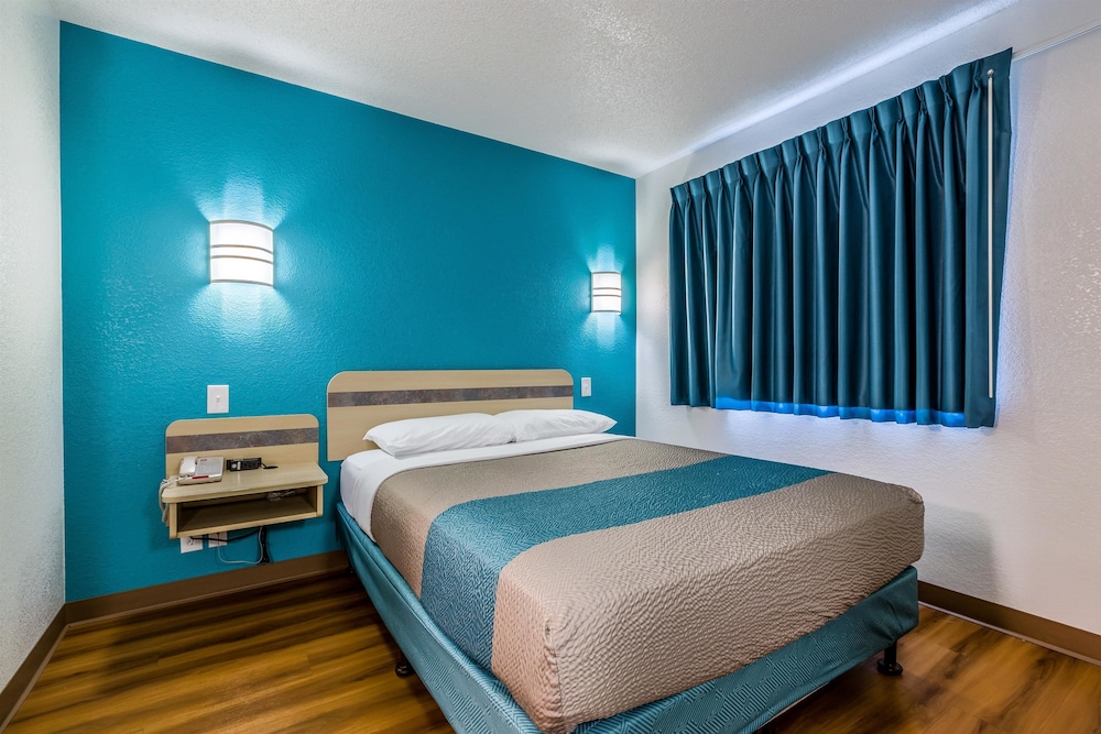 Standard Room, 1 Double Bed, Accessible, Non Smoking photo 1