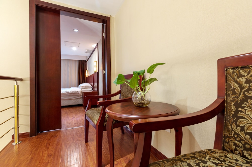 Weiluola Suite