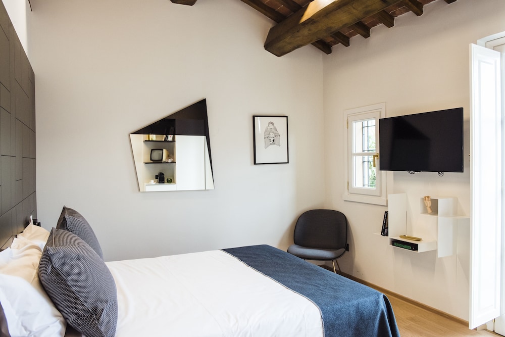 Deluxe Double Room, Balcony thumbnail 6
