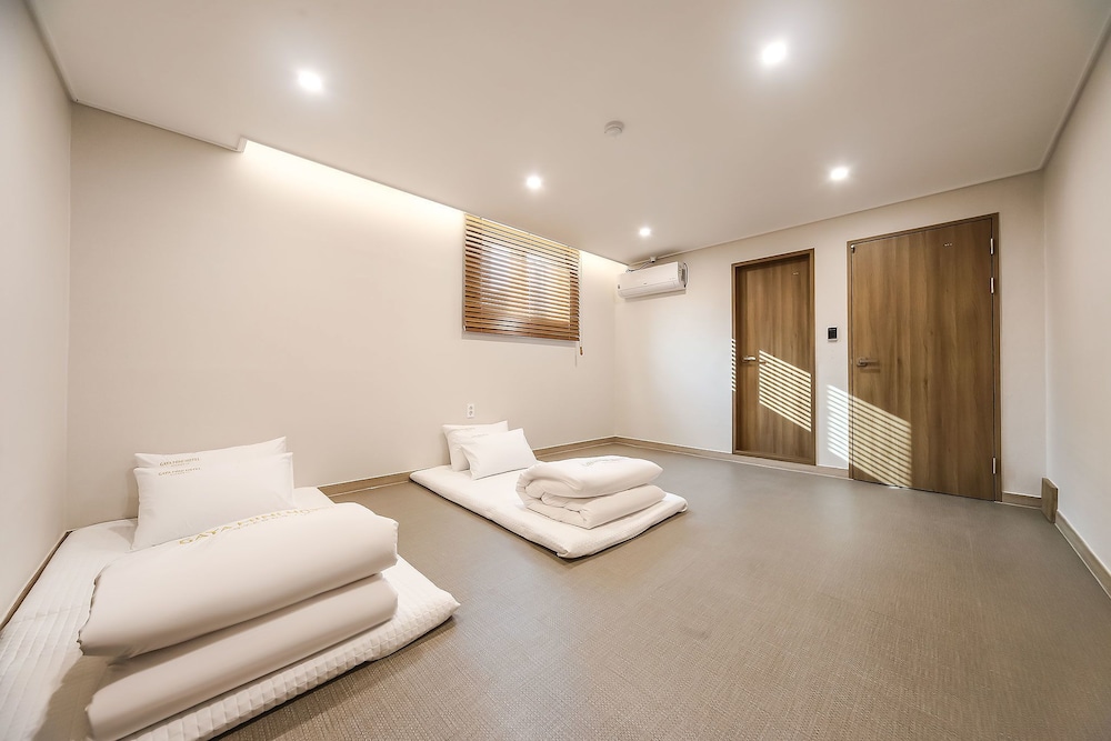 Family Room (Korean style heating) photo 1