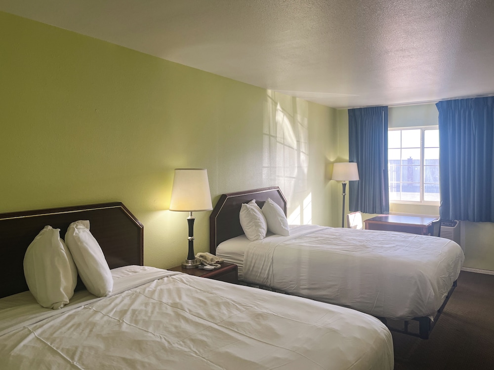 Deluxe Room, 2 Queen Beds, Smoking, Refrigerator & Microwave photo 1