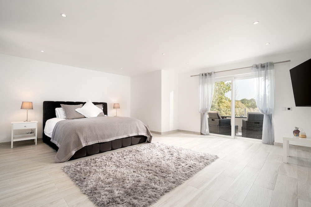 Villa photo 1
