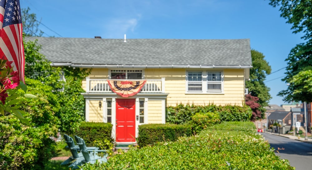 Carriage House photo 2
