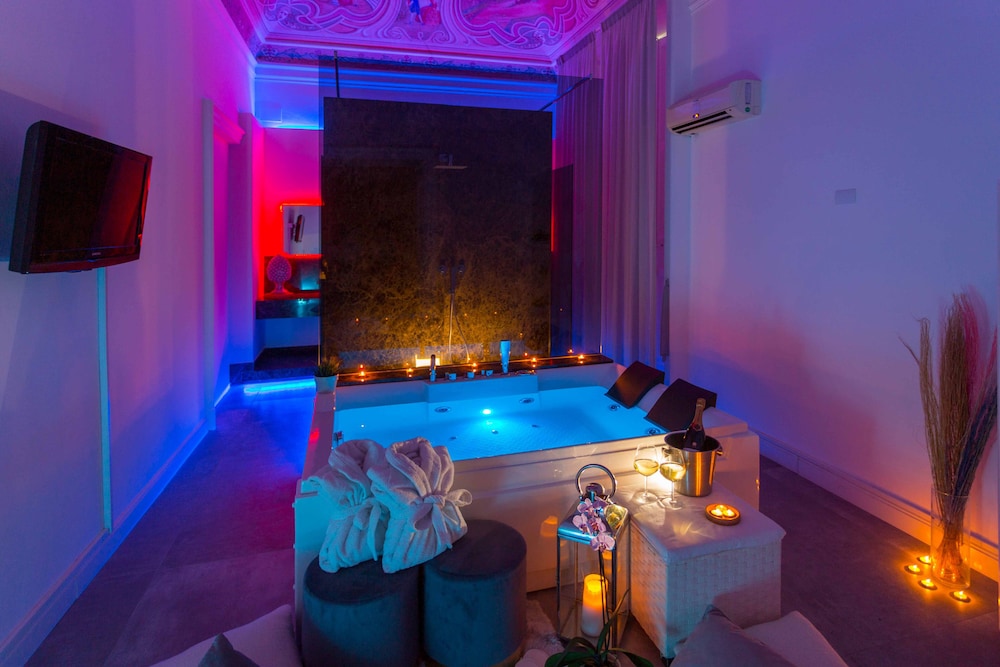 Luxury Room, 1 Queen Bed, Hot Tub, City View photo 2