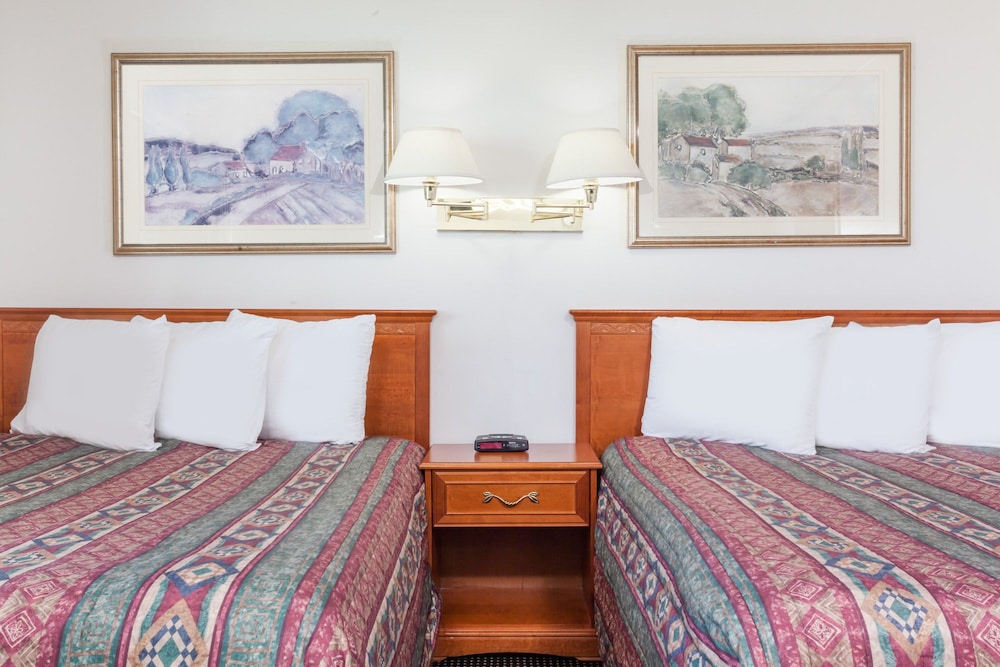 Double Room, 2 Queen Beds, Refrigerator & Microwave photo 2