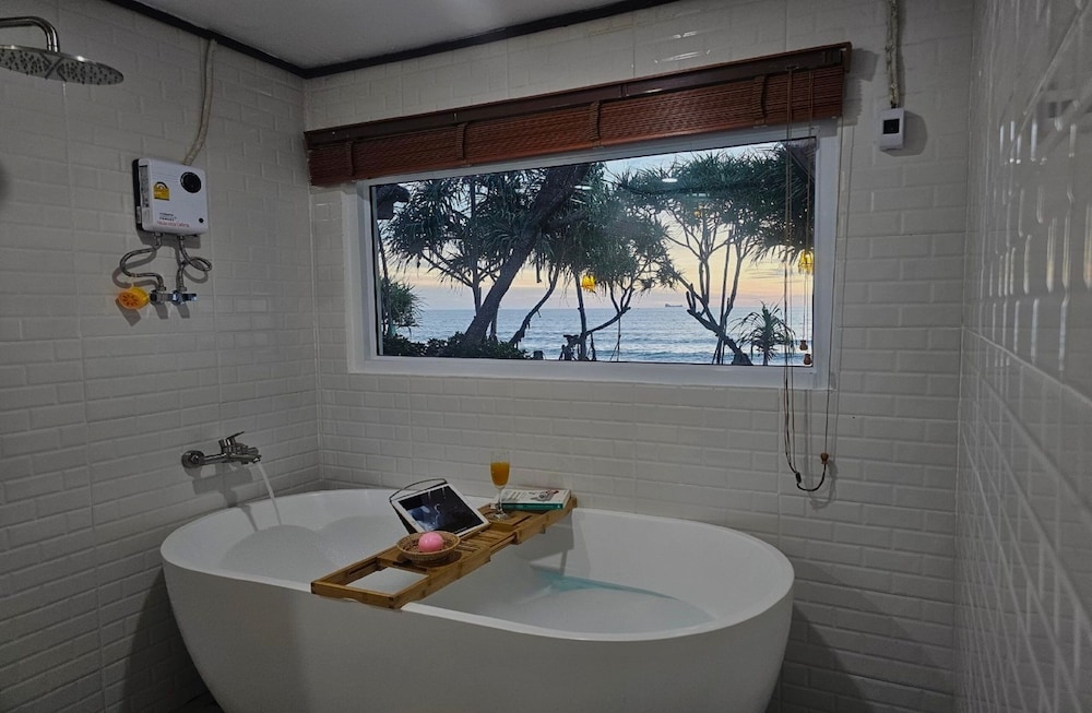 Deluxe Beach Front - Photo 12