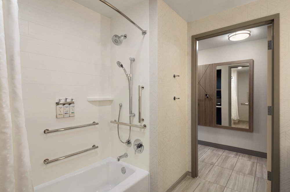 Standard Room, 1 King Bed, Accessible Bathtub (Communications, Accessible Tub) photo 1