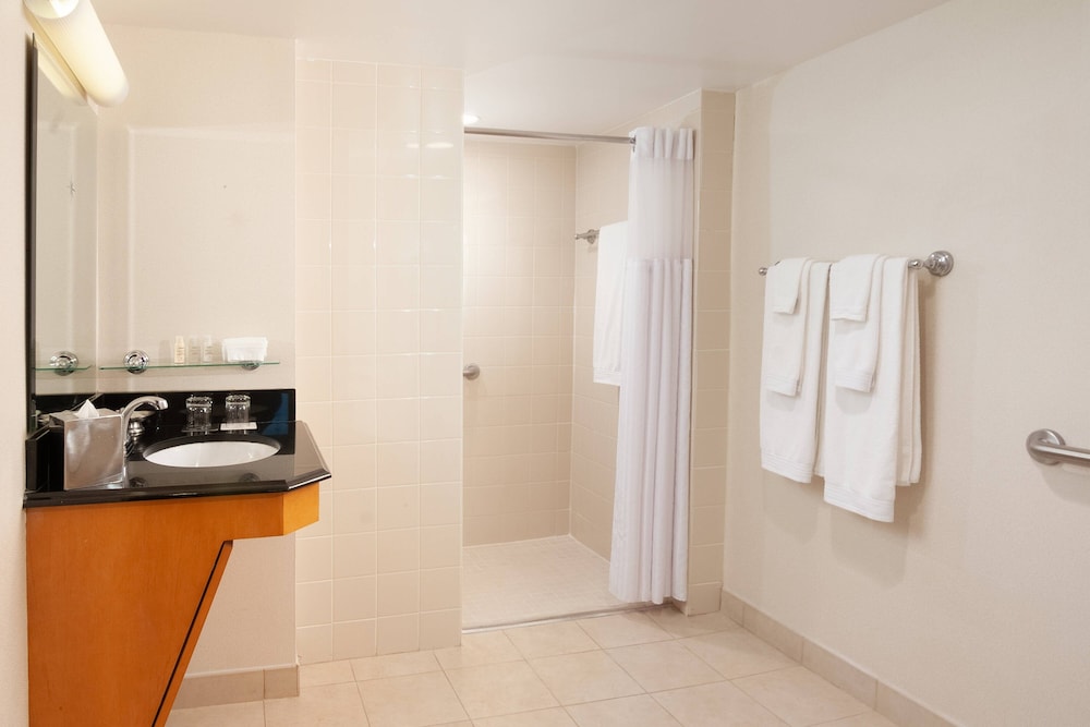 Club Room, 1 King Bed (Mobility Accessible, Tub)