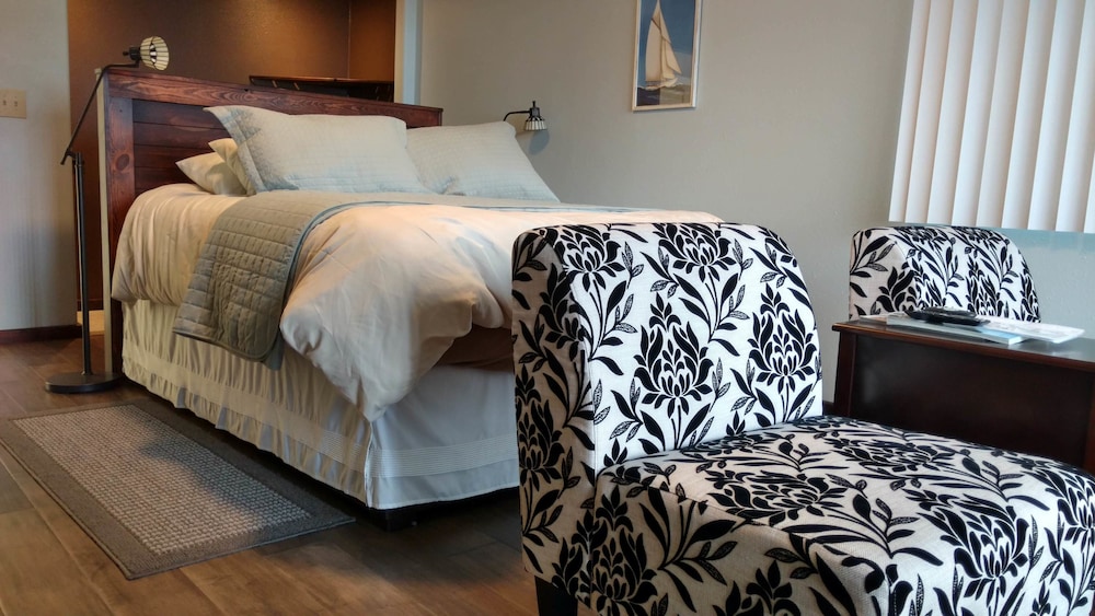 Room, 1 Queen Bed, Refrigerator & Microwave, Bay View