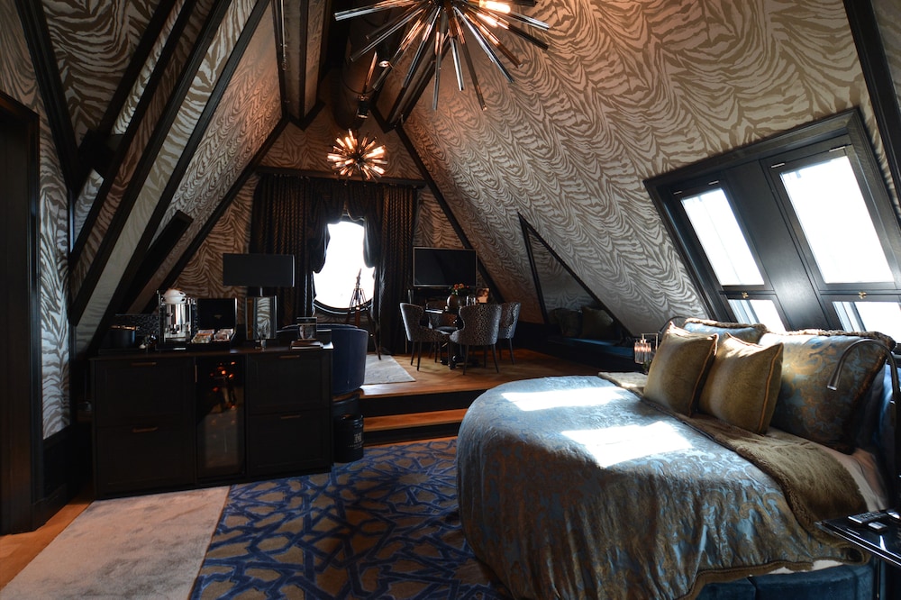 Rooftop Stage Suite