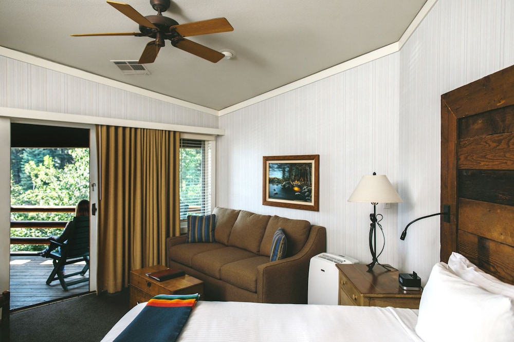 Standard Room, 1 Queen Bed with Sofa bed, Partial Lake View photo 2