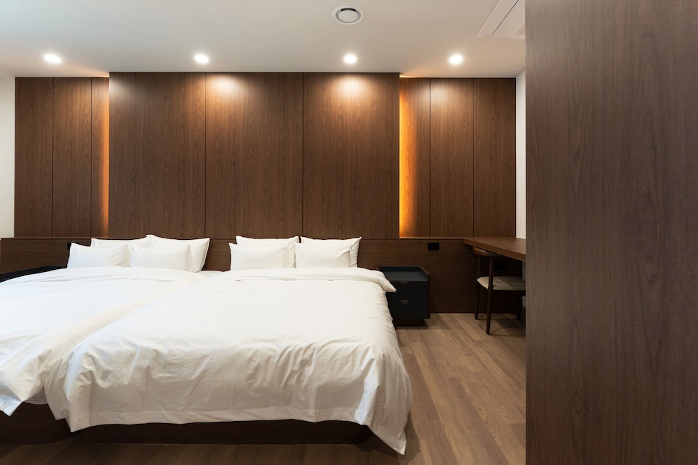 Superior Pool Suite 4-Person Room