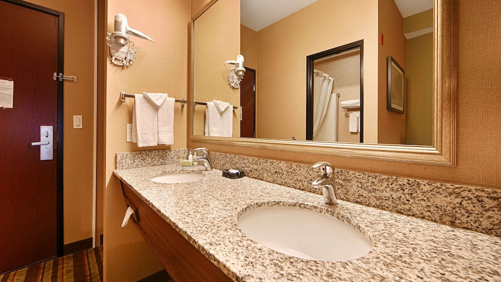 Luxury Suite, 1 King Bed, Non Smoking, Jetted Tub - Photo 1