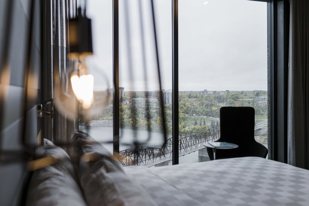 Room, 1 King Bed, River View photo 2