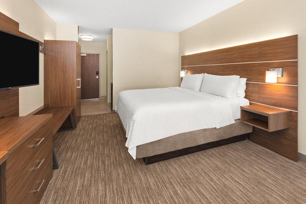 Suite, 1 King Bed - Photo 3