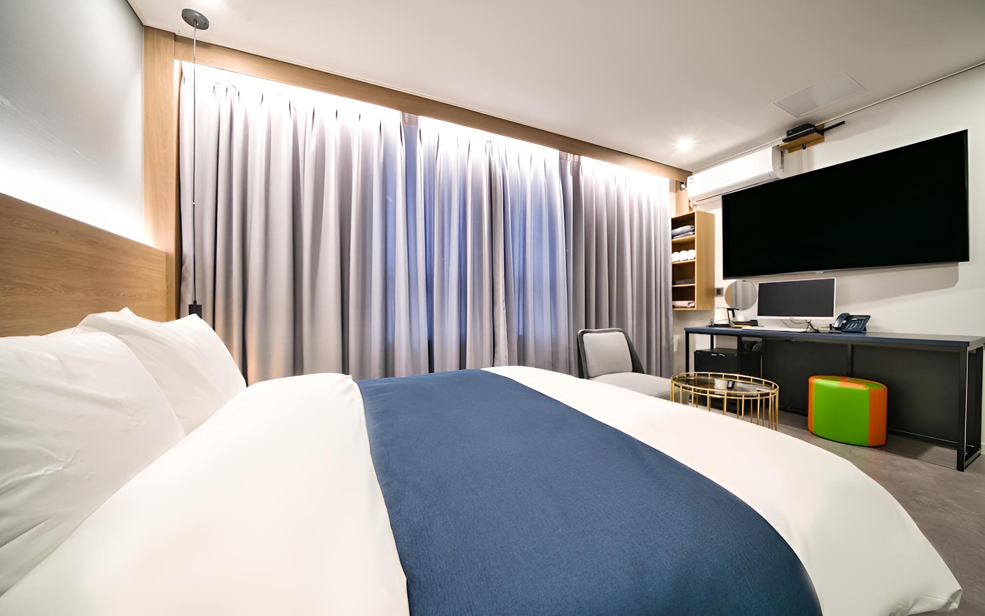 Room (Deluxe A Netflix/Styler (Breakfast/TV) - Photo 10