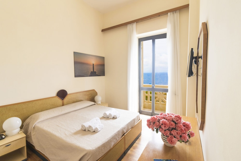 Standard Double Room Single Use, Sea View photo 2