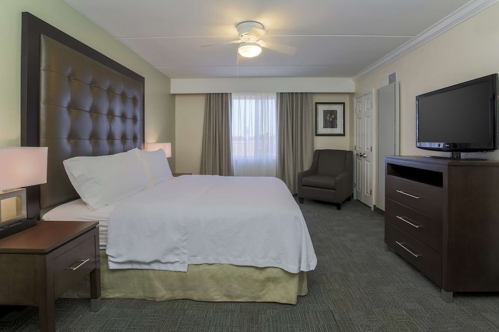 Suite, 1 King Bed, Accessible, Bathtub - Photo 2