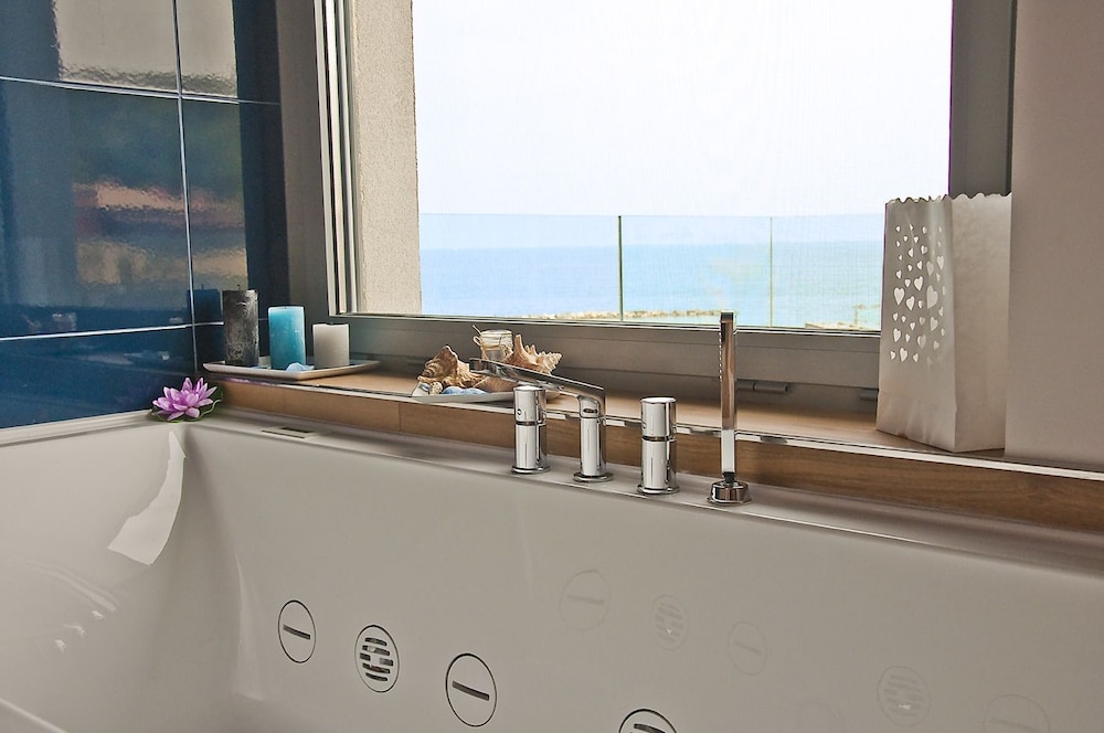 Premium Studio Suite, 1 Queen Bed, Hot Tub, Sea View photo 3