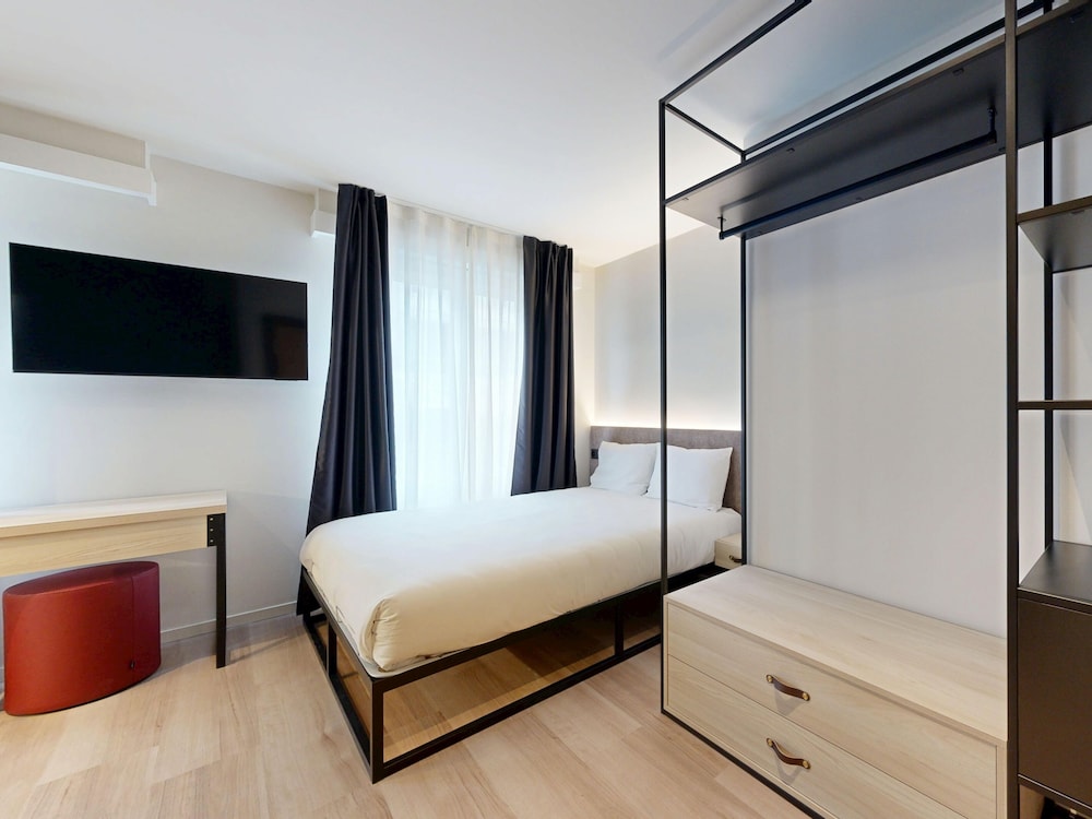 Studio, 1 Queen Bed, Courtyard View