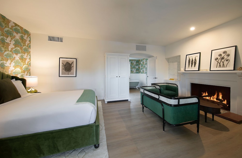 Premium Room, 1 King Bed, Fireplace