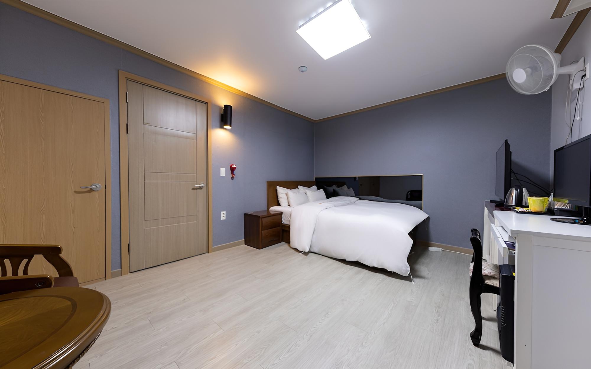 Room (Suite Room (1PC + Spa Massage Bathtub) photo 1