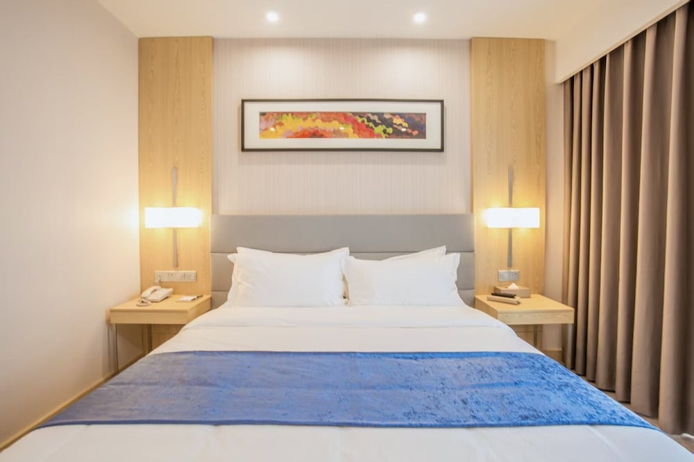 Standard Suite, 1 King Bed, City View photo 2