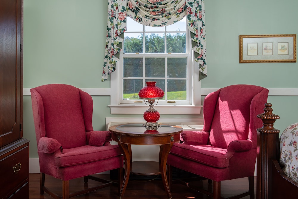 Classic Room, 1 Queen Bed (with Sitting Porch) (WINDSOR) photo 3