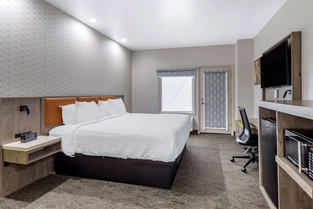 Standard Room, 1 King Bed, Accessible, Balcony photo 1