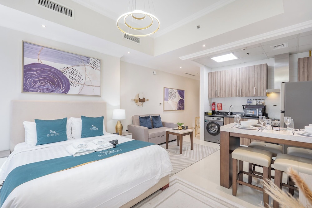 Studio, 1 King Bed, Kitchenette photo 3