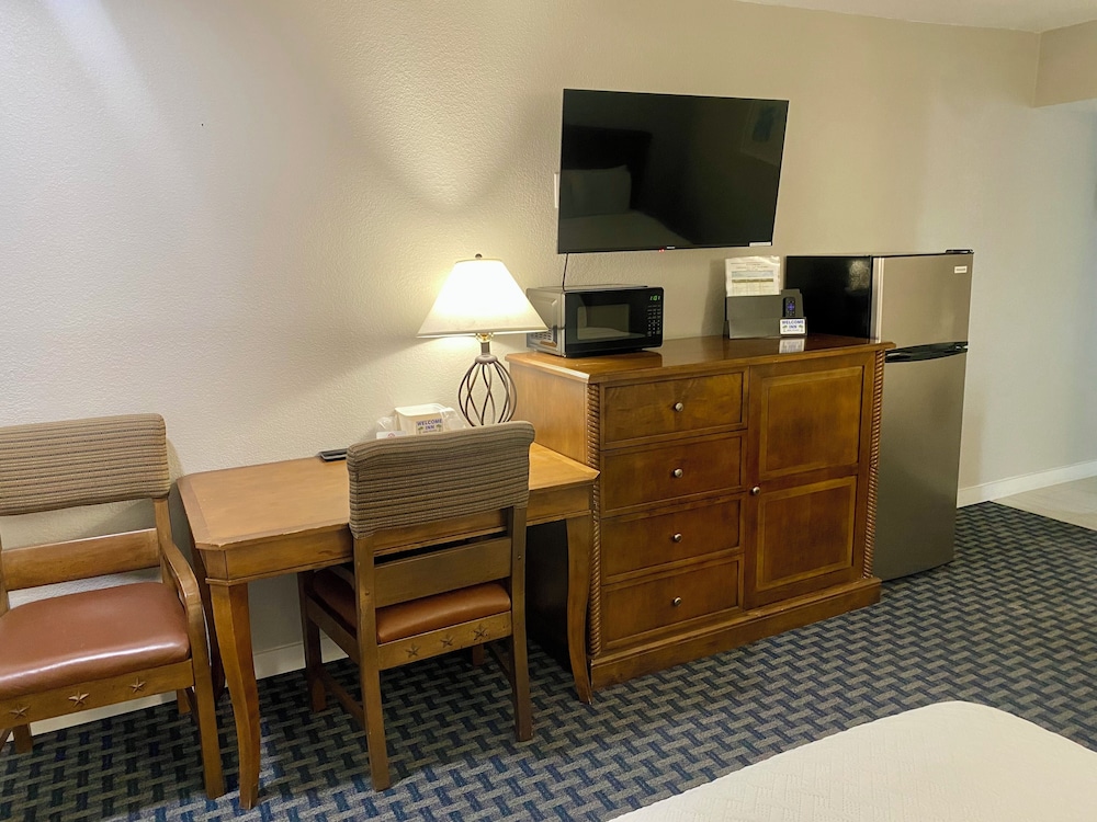 Deluxe Double Room, 2 Queen Beds photo 3