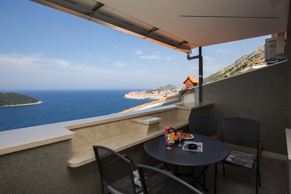 Apartment (Two Bedroom Apartment with Balcony an)