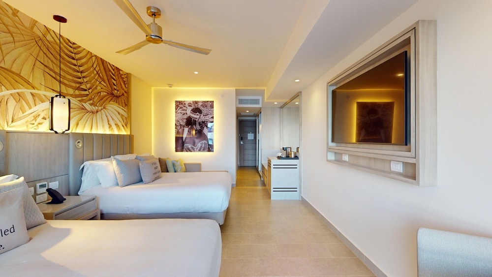 Luxury Junior Suite Beach Front Swim Out Diamond Club