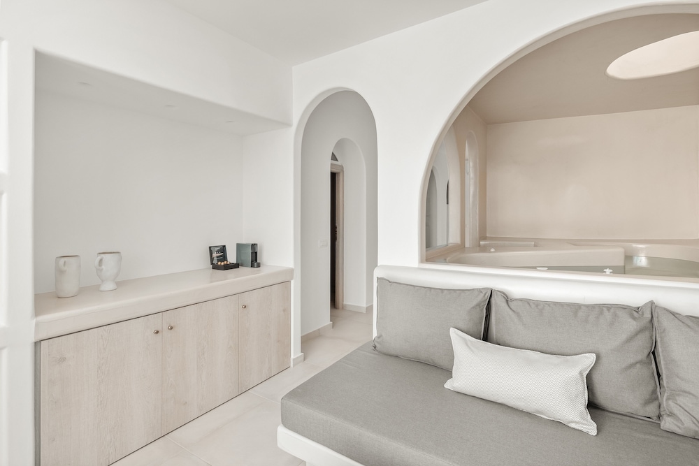 Honeymoon suite with private pool, interior hot tub & Sea View - Photo 5