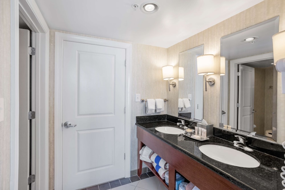 Suite, 1 Bedroom - Photo 18