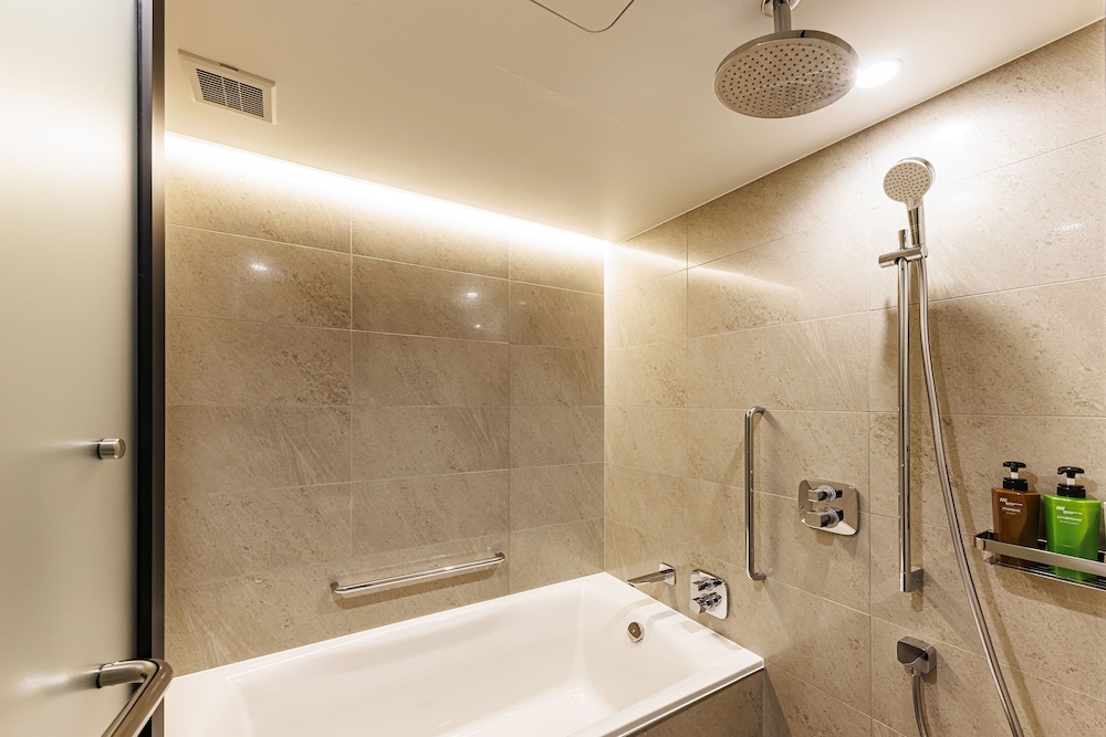 Junior Suite, Multiple Beds, Non Smoking, Airport View (Single Use) photo 3