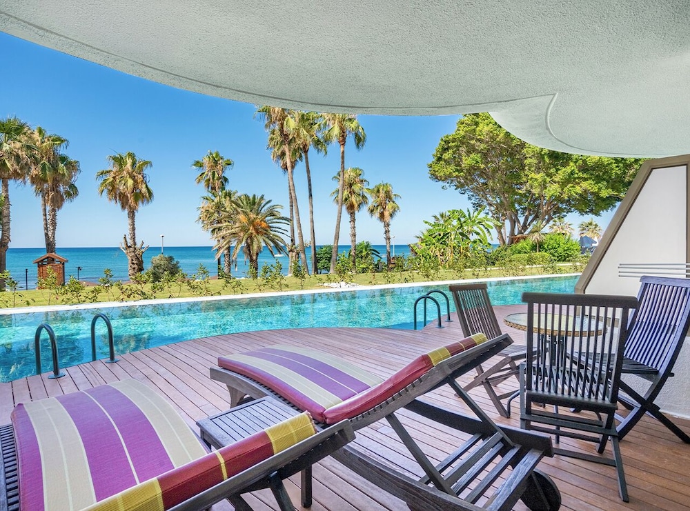 Swim Up Room
