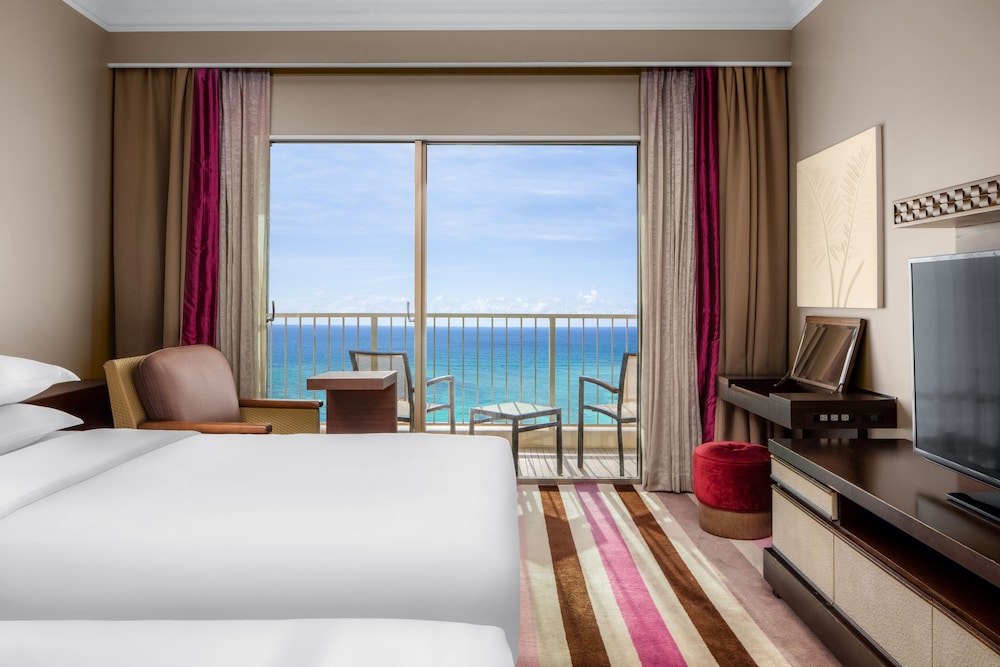 Ocean Front Corner Suite (Club Lounge Access) - Photo 3