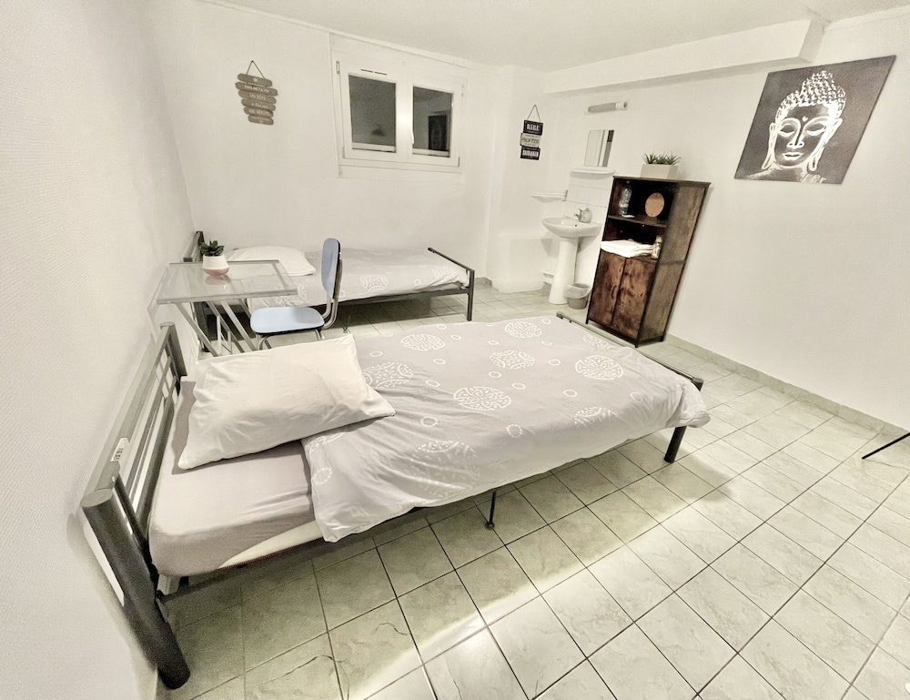 Twin Room, Shared Bathroom photo 2