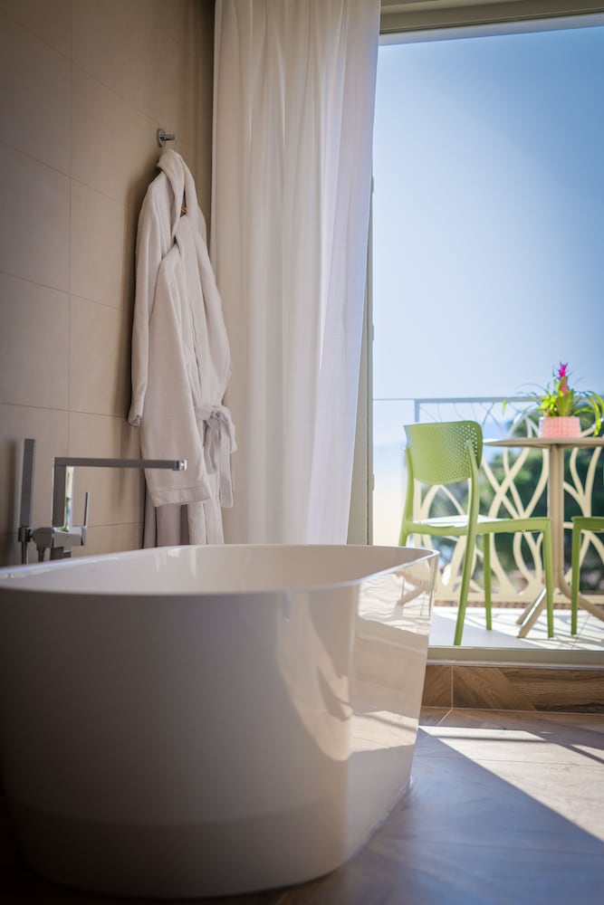 Honeymoon Double Room, Sea View - Photo 6