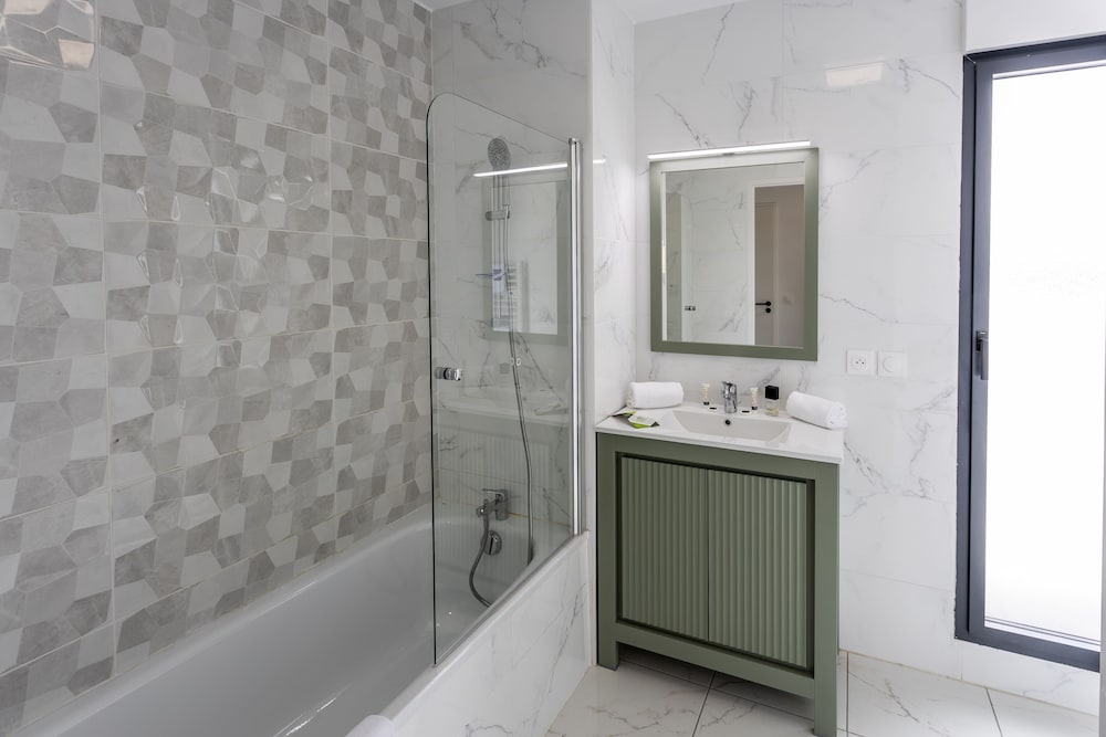Classic Apartment, 2 Bedrooms - Photo 2