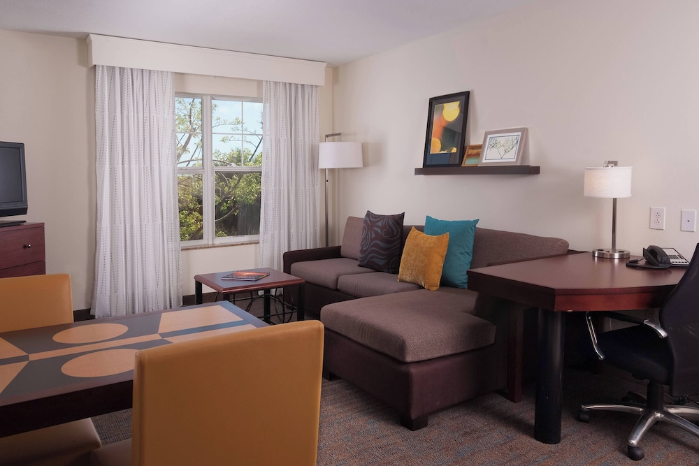 1 Bedroom Suite, 1 King, Sofa bed - Photo 4