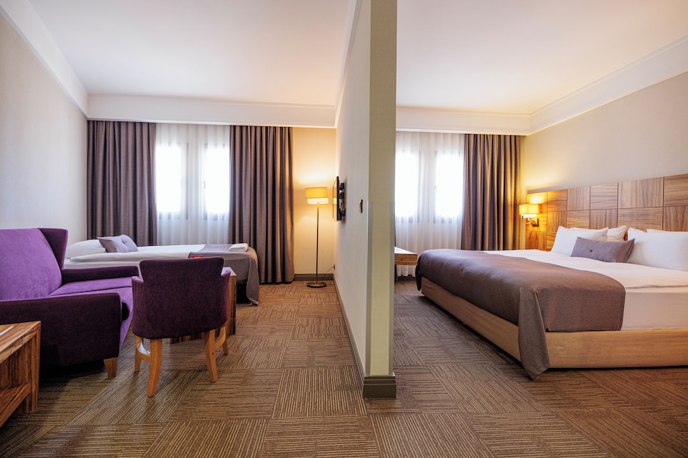 Junior Suite, Non Smoking (1 Queen Bed, 2 Single Beds) photo 3