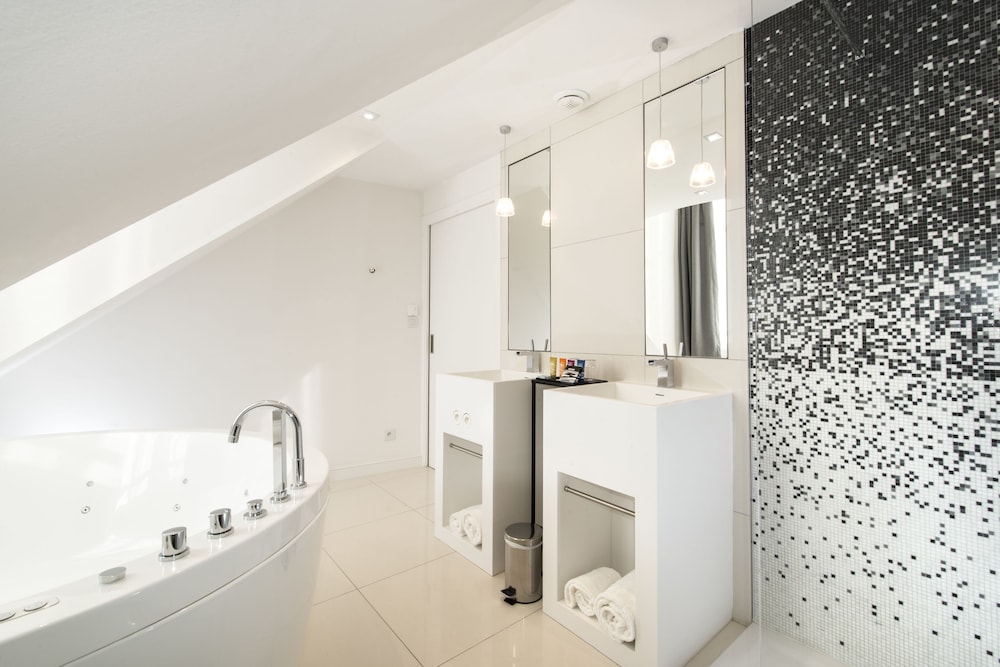 Magic Suite with suspended bed and Spa Access photo 2