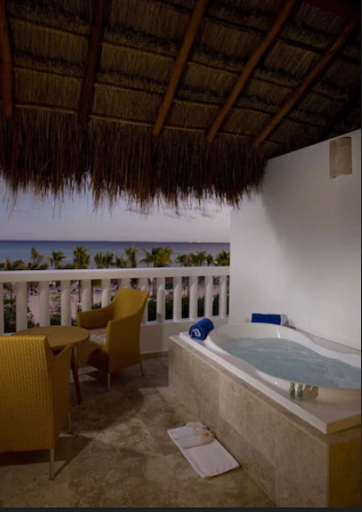 Suite (with Jacuzzi) - Photo 4