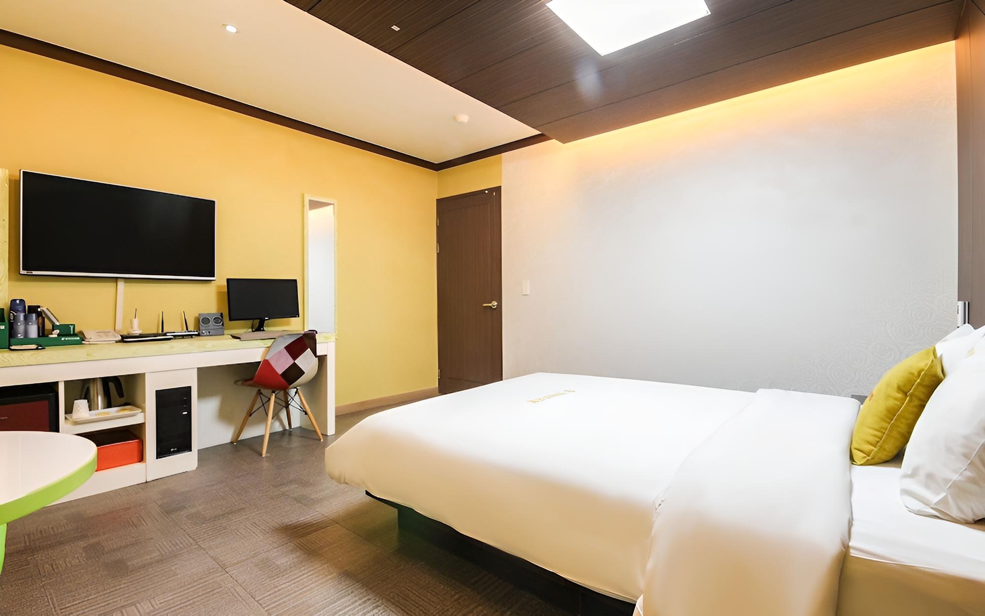 Room (Standard Room - Air Purifier (Netflix) - Photo 14