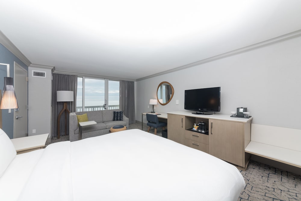 King Bed ocean front view w/ sofa bed photo 3