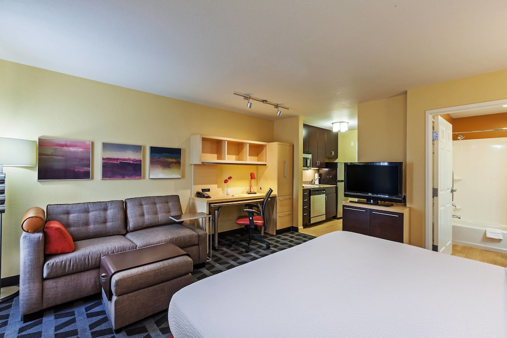 Studio, 1 King Bed with Sofa bed (Mobility/Hearing Access, Roll-In Shwr) photo 3