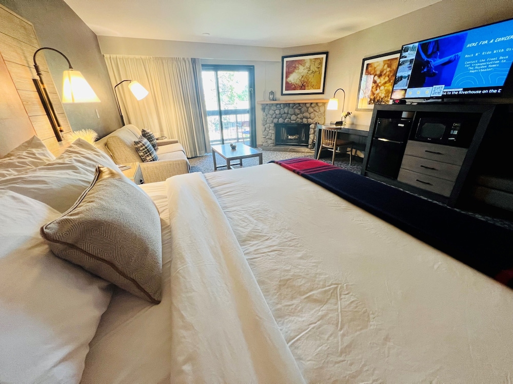 Room, 1 King Bed with Sofa bed, Fireplace, River View - Photo 4