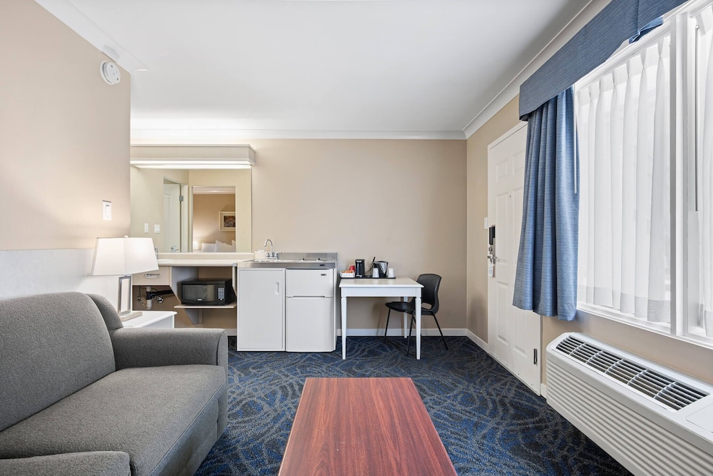 Deluxe Suite, 1 Queen Bed with Sofa bed (Junior Kitchenette)